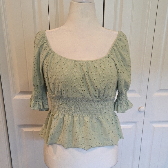 Urban Romantics Sage Green Eyelet Peasant Blouse Size Large Cropped - Picture 1 of 10